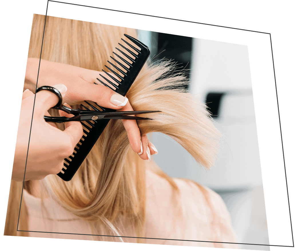 Friseurin schneidet Kundin die Spitzen